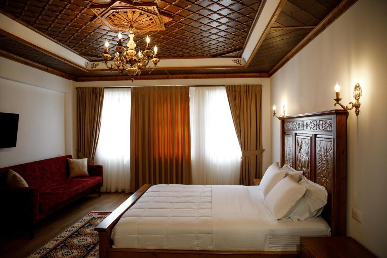 Rose Garden Hotel *